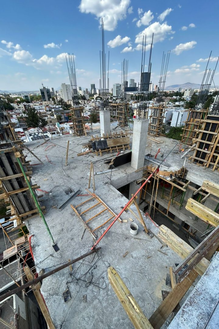 Avance de la obra con vista aérea desde el último piso, se aprecian andamios, columnas en proceso de armado y encofrado