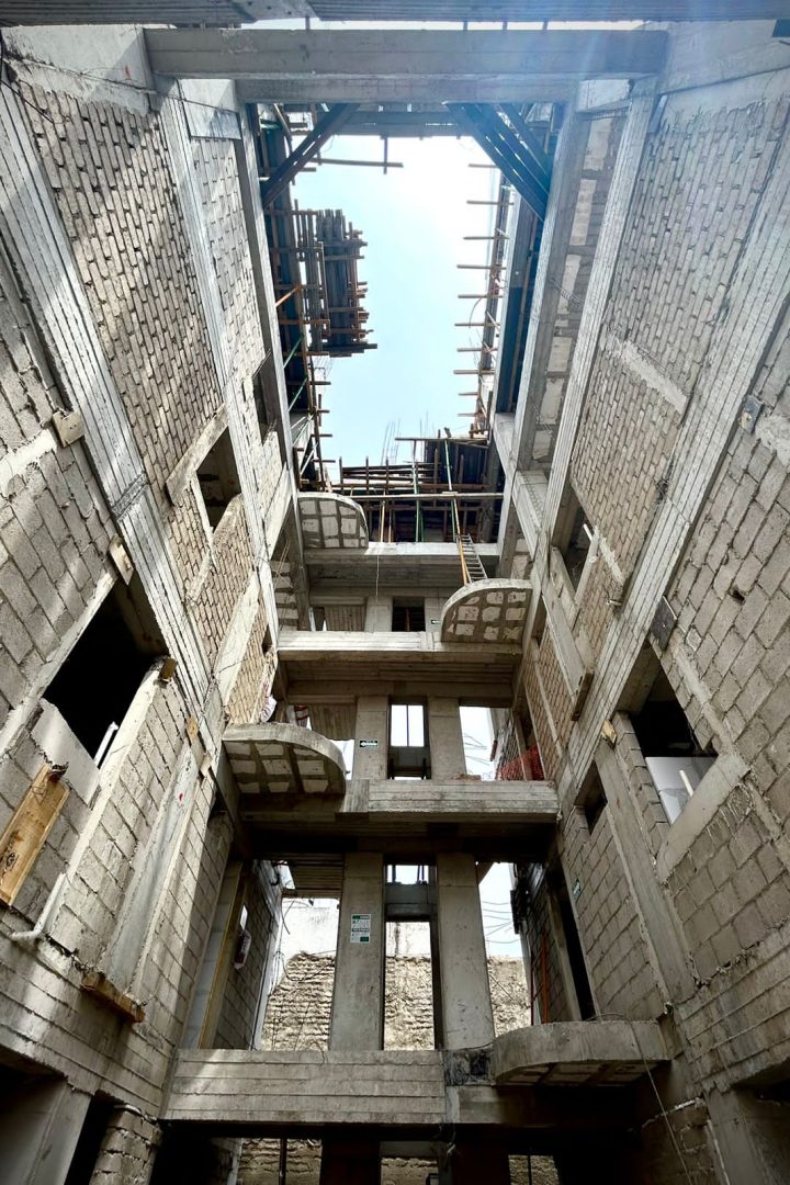 Avance de obra vista interna, se aprecia un espacio interno con altura completa del edificio, se presenta en obra negra