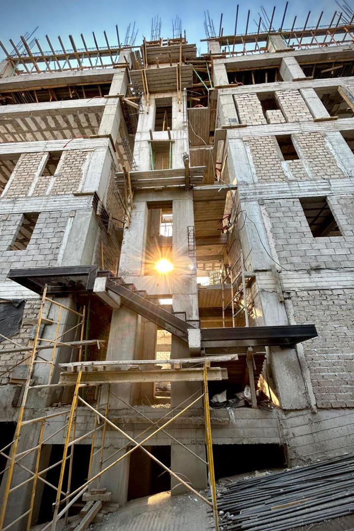 Avance de las obras de construcción del edificio, el cual ya tiene una altura considerable, se logran apreciar andamios, bloques, columnas y demás.